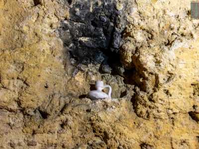 Qui sono ben visibili delle piccole nicchie nel muro, scurite dal fumo di piccole lucerne e candele, che venivano poste per illuminare gli ambienti